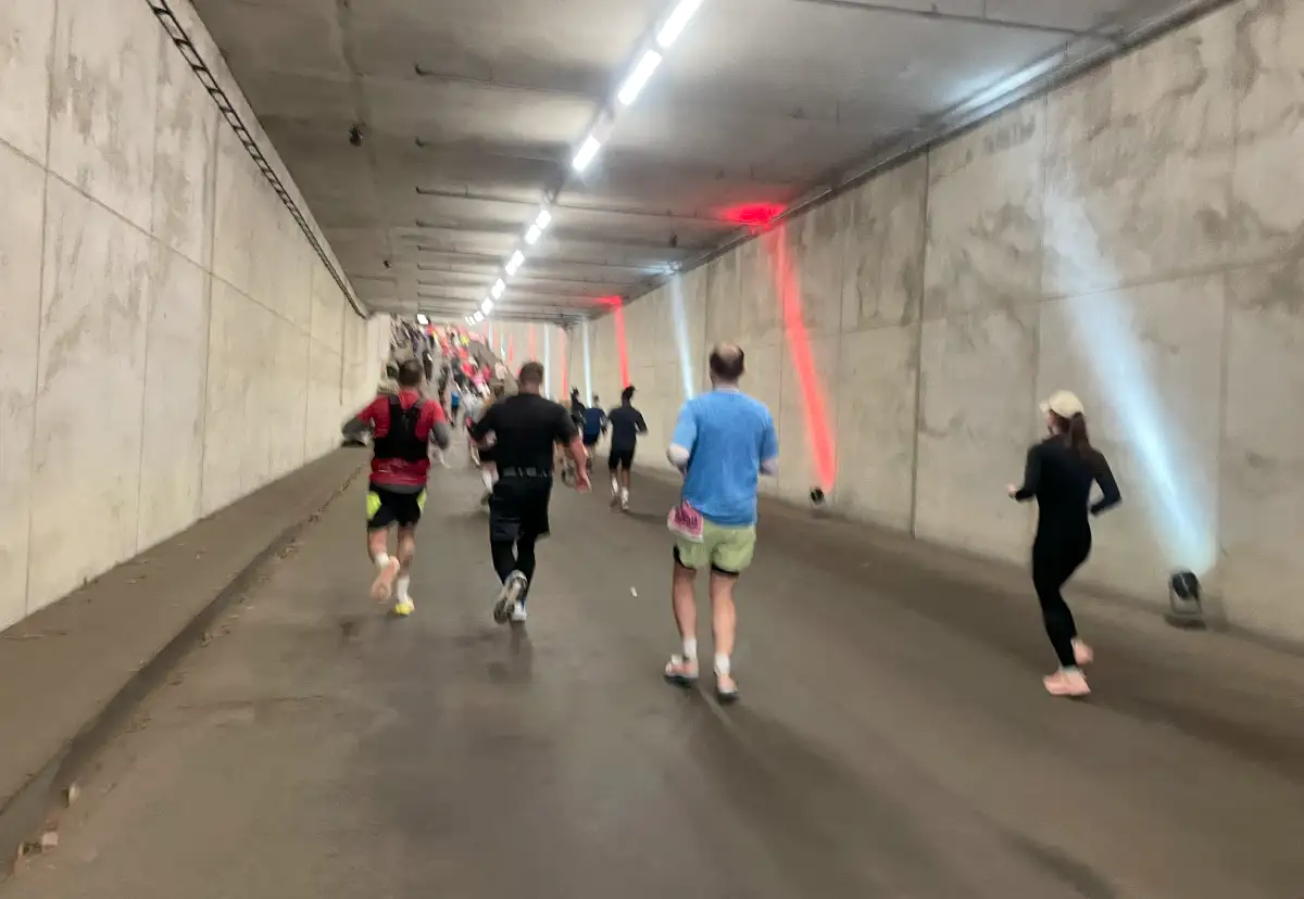 Läufer in der Tiefgarage mit roten Strahlern