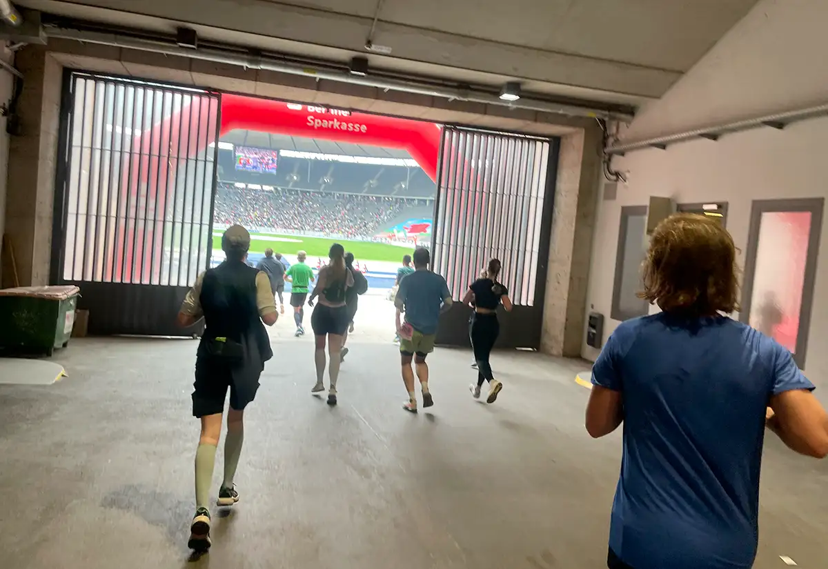 Aus der Tiefgarage durch das hell strahlende Tor in das Stadion