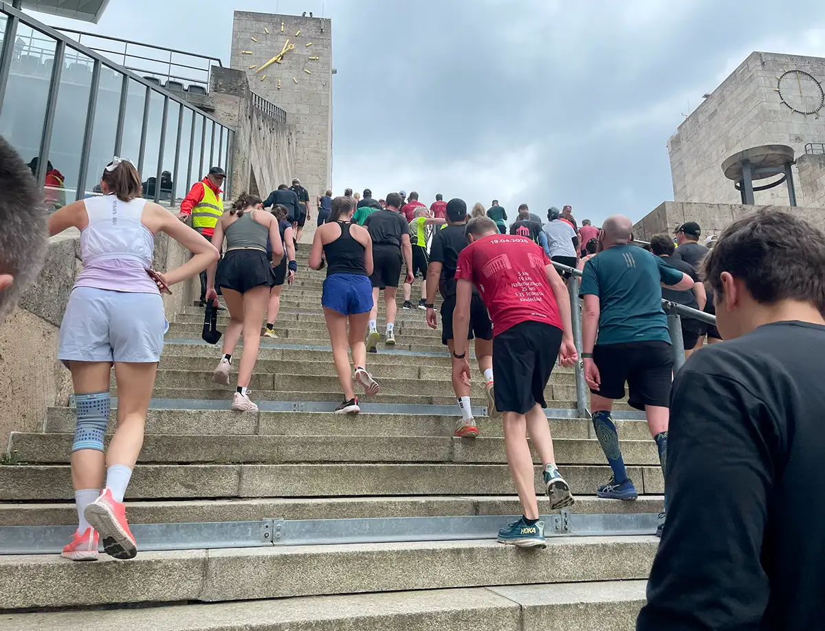 Läuferinnen und Läufer mühen sich die Marathontreppe hinauf