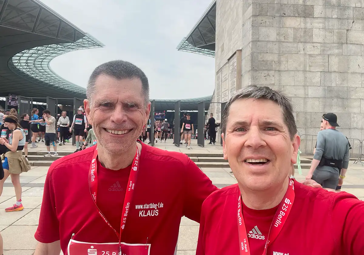 Selfie der beiden startblog-f-Läufer mit Medaillen am Marathontor