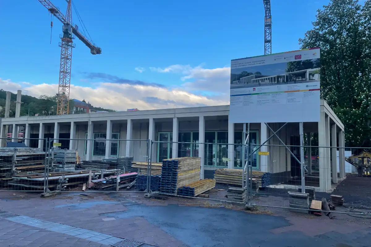Baustelle mit modernem Rohbau
