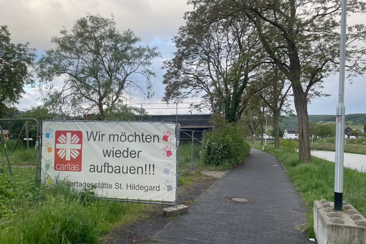 Banner einer Kita „Wir möchten wieder aufbauen!“