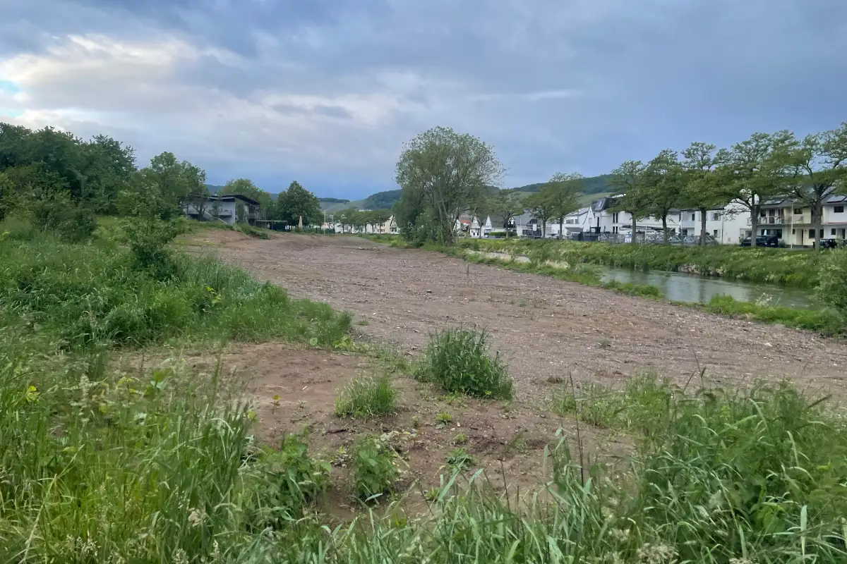 Abgebaggerter Ufer-Bereich