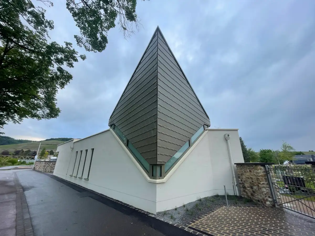 Friedhofsgebäude mit sehr spitzem Giebel