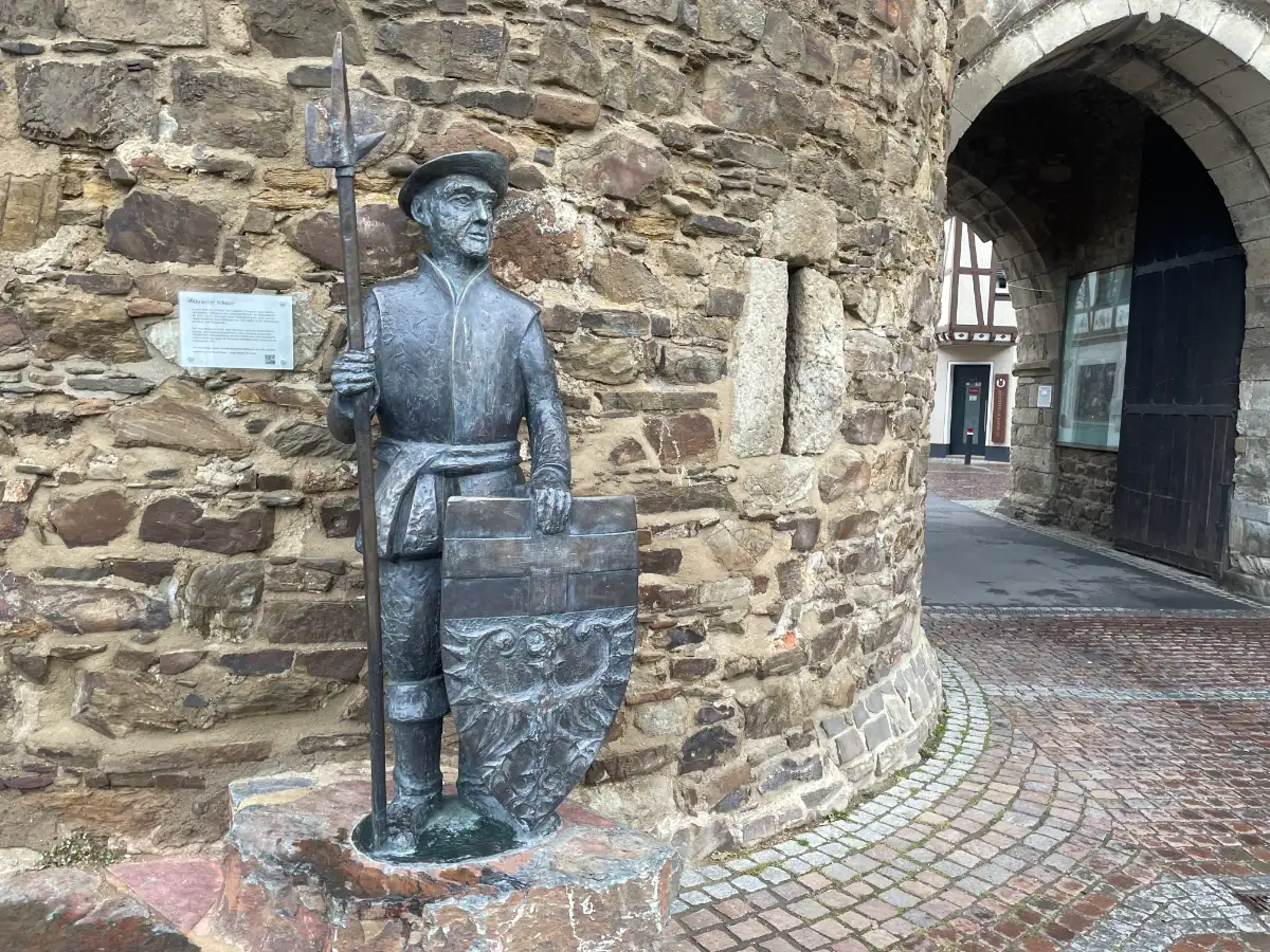 Skulptur eines Ahrweiler Schützen am Stadttor