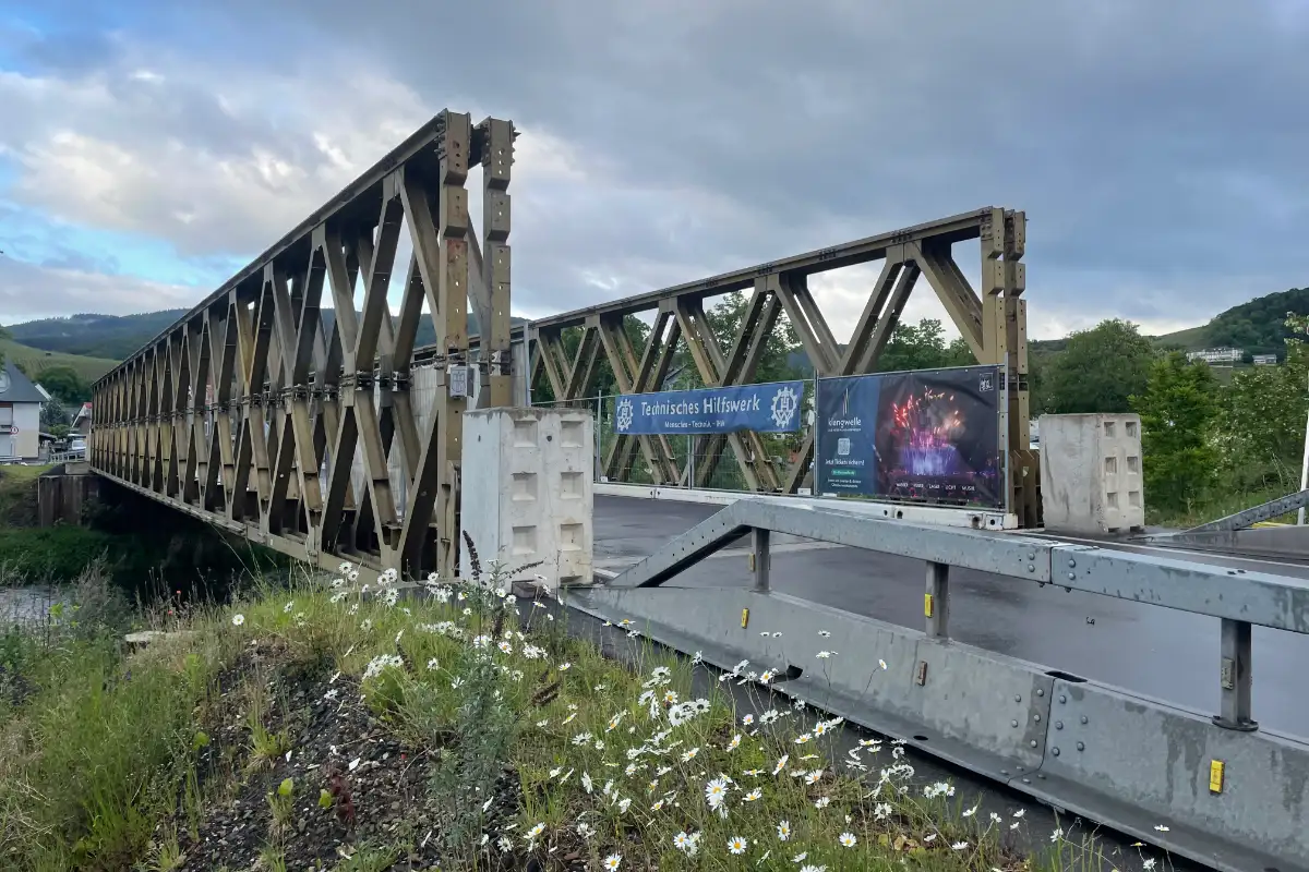 Eisenbrücke mit Banner des Technischen Hilfswerks