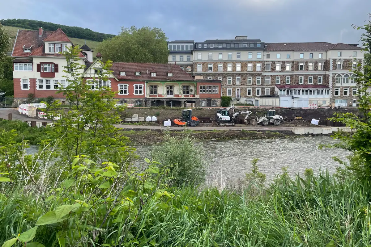 Blick hinunter auf die Ahr, am anderen Ufer Baumaschinen