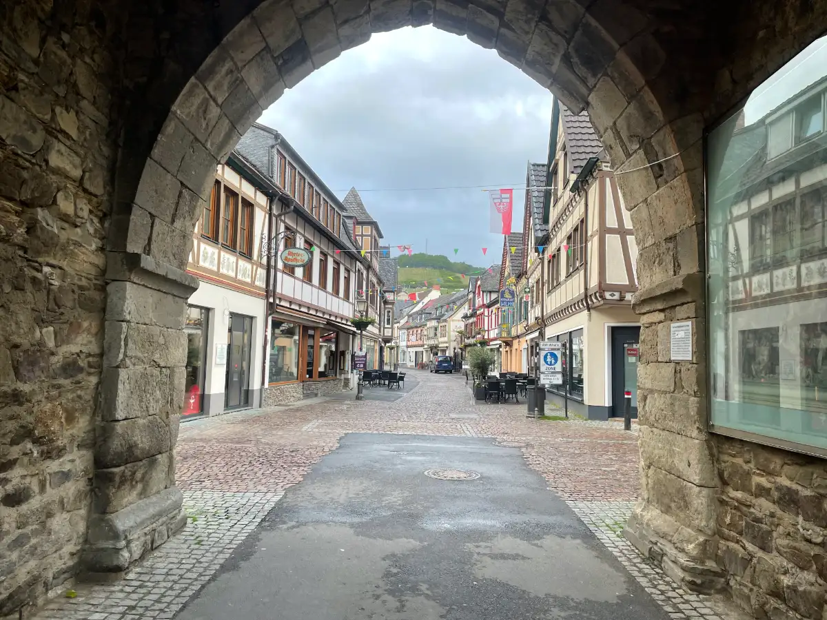 Ahrtor mit dahinter liegender Fußgängerzone