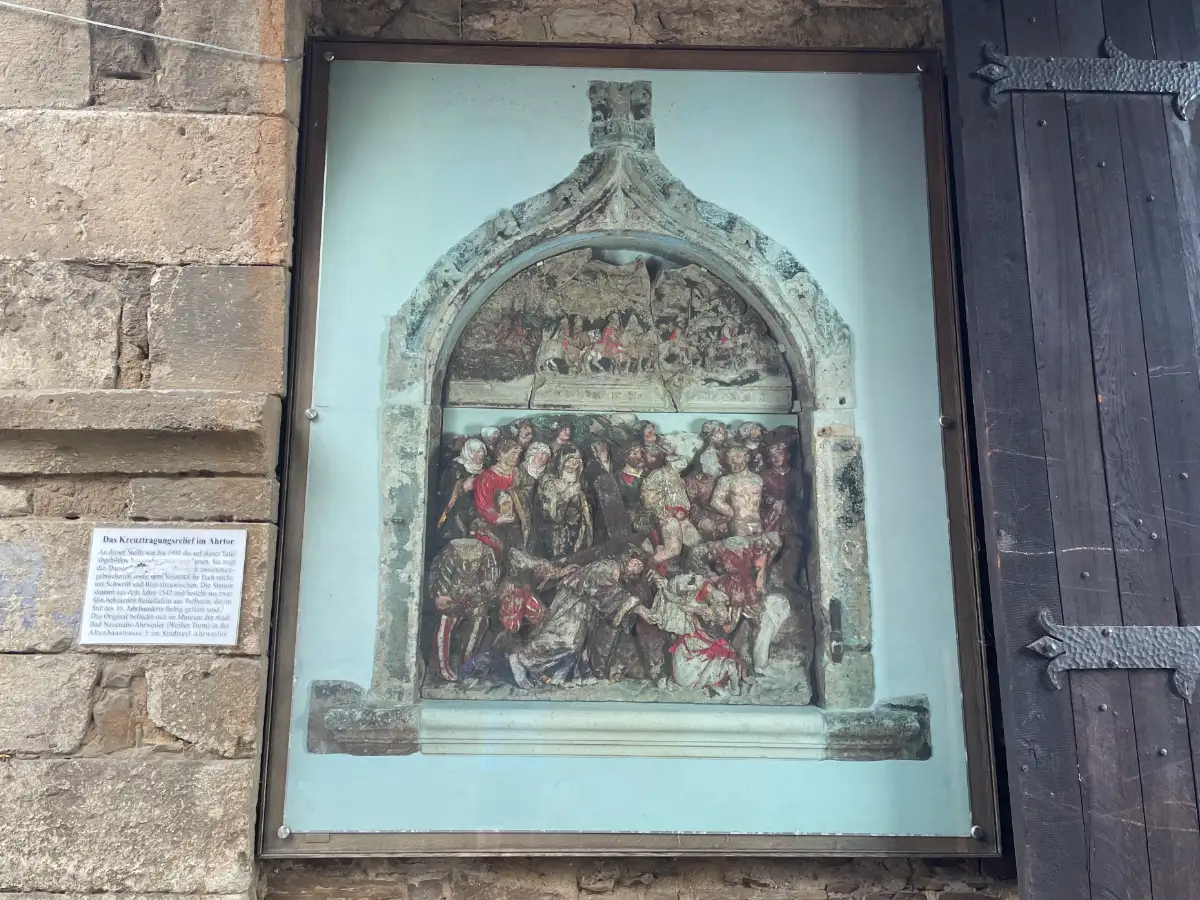 Erinnerung an das Kreuztragungsrelief im Ahrtor