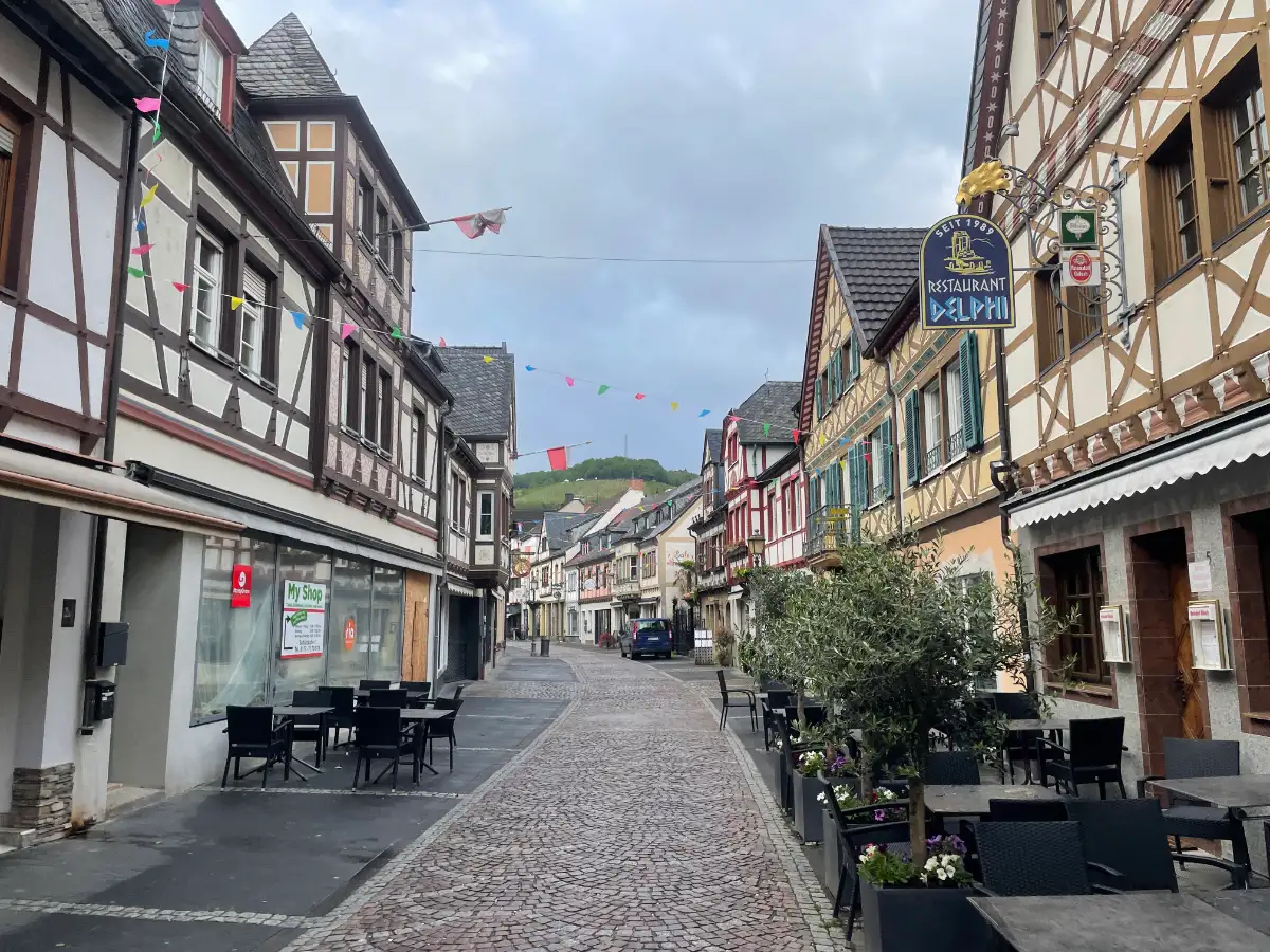 Fußgängerzone mit Fachwerkhäusern