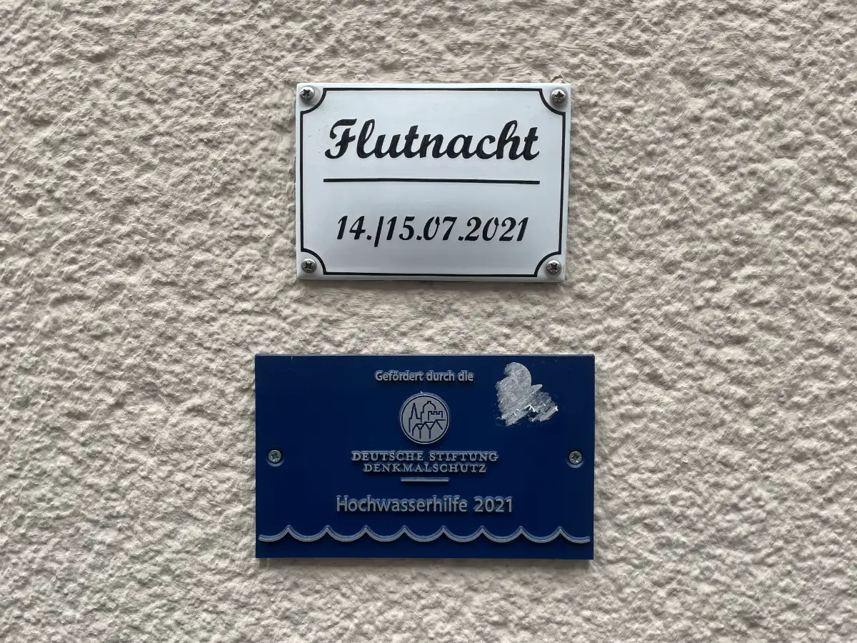 Plaketten an einem Haus mit Hinweisen zur Flutnacht 14./15.07.2021
