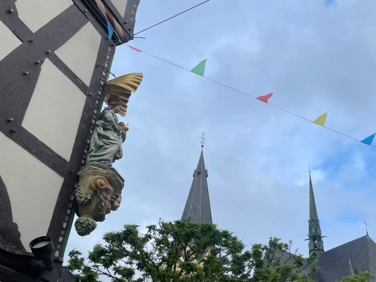 Religiöse Figur an einem Fachwerkhaus