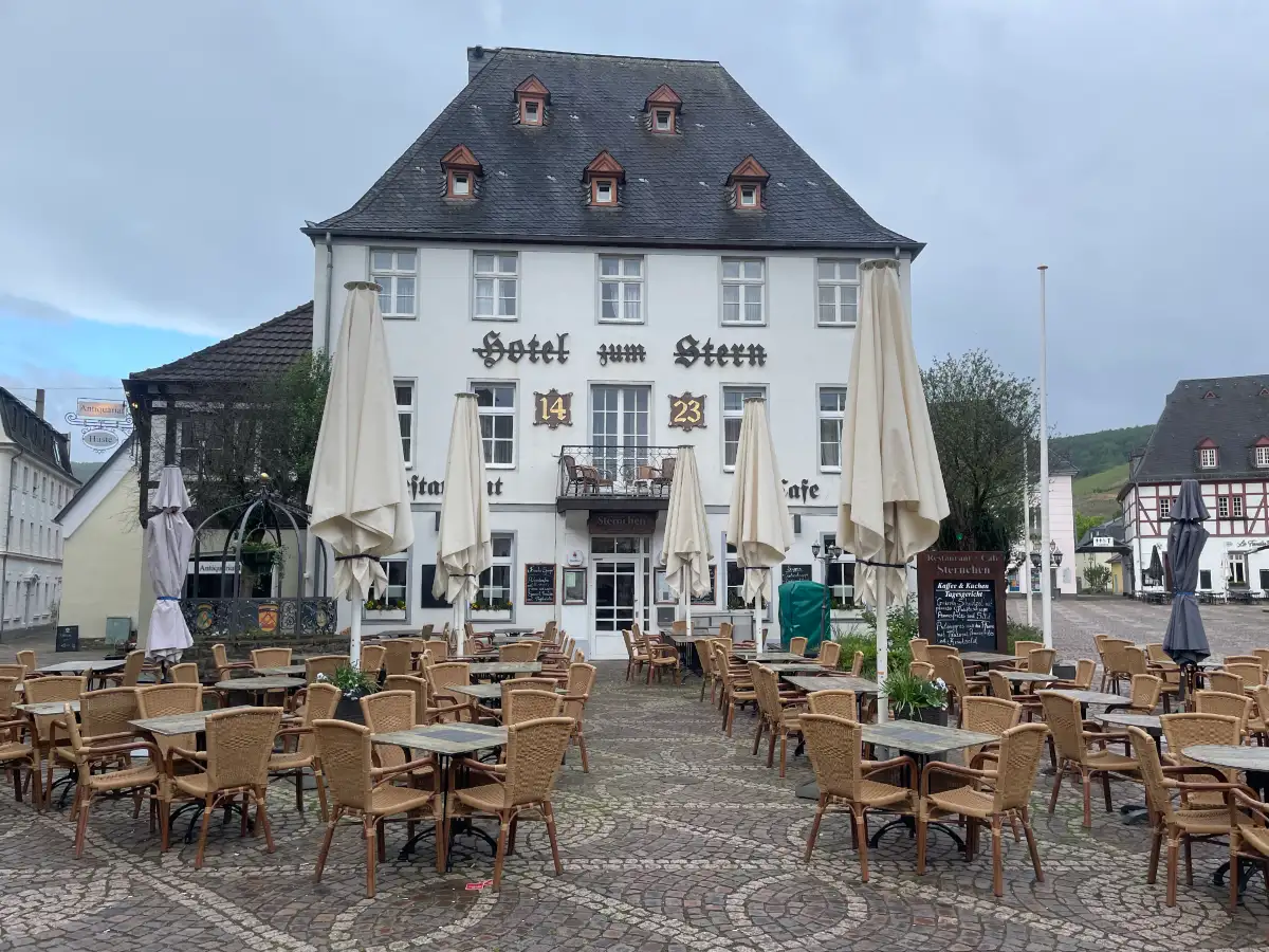 Hotel zum Stern von 1423 mit Café-Tischen davor