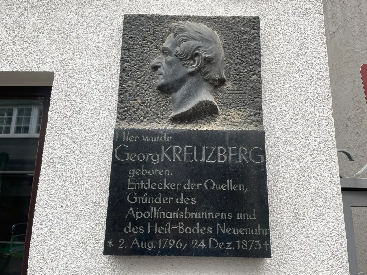 Erinnerungs-Plakette für Georg Kreuzberg an einem Haus