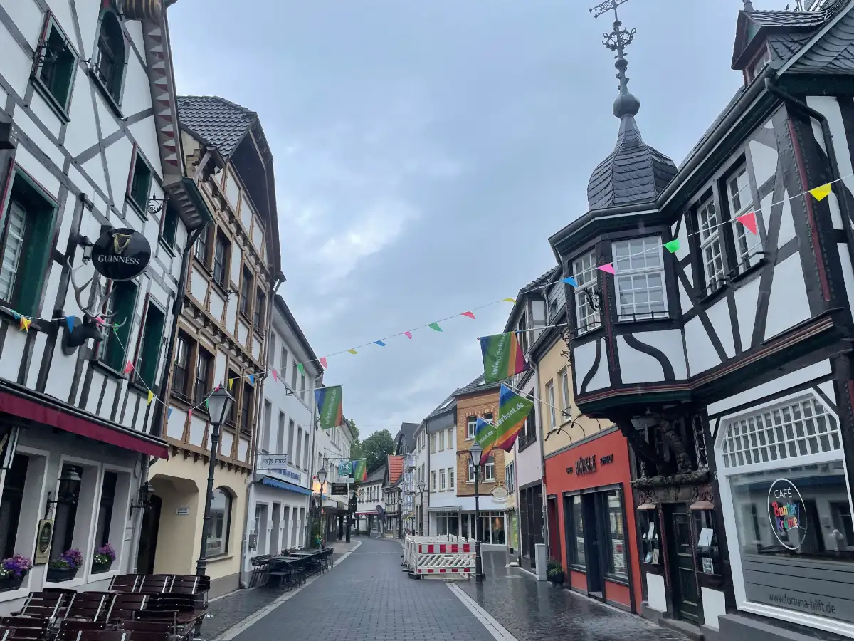 Leere Fußgängerzone mit neuem Pflaster und historischen Gebäuden