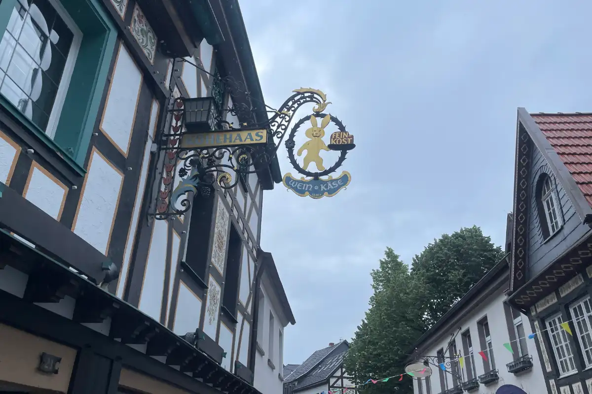 Schild an einem Haus mit einem goldenen Hasen im Kreis