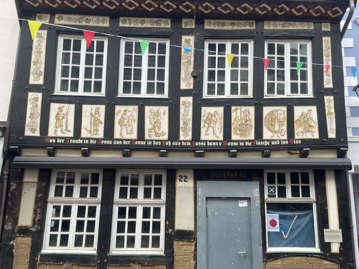 Fachwerkhaus mit alten Winzermotiven und einem Winzer-Spruch