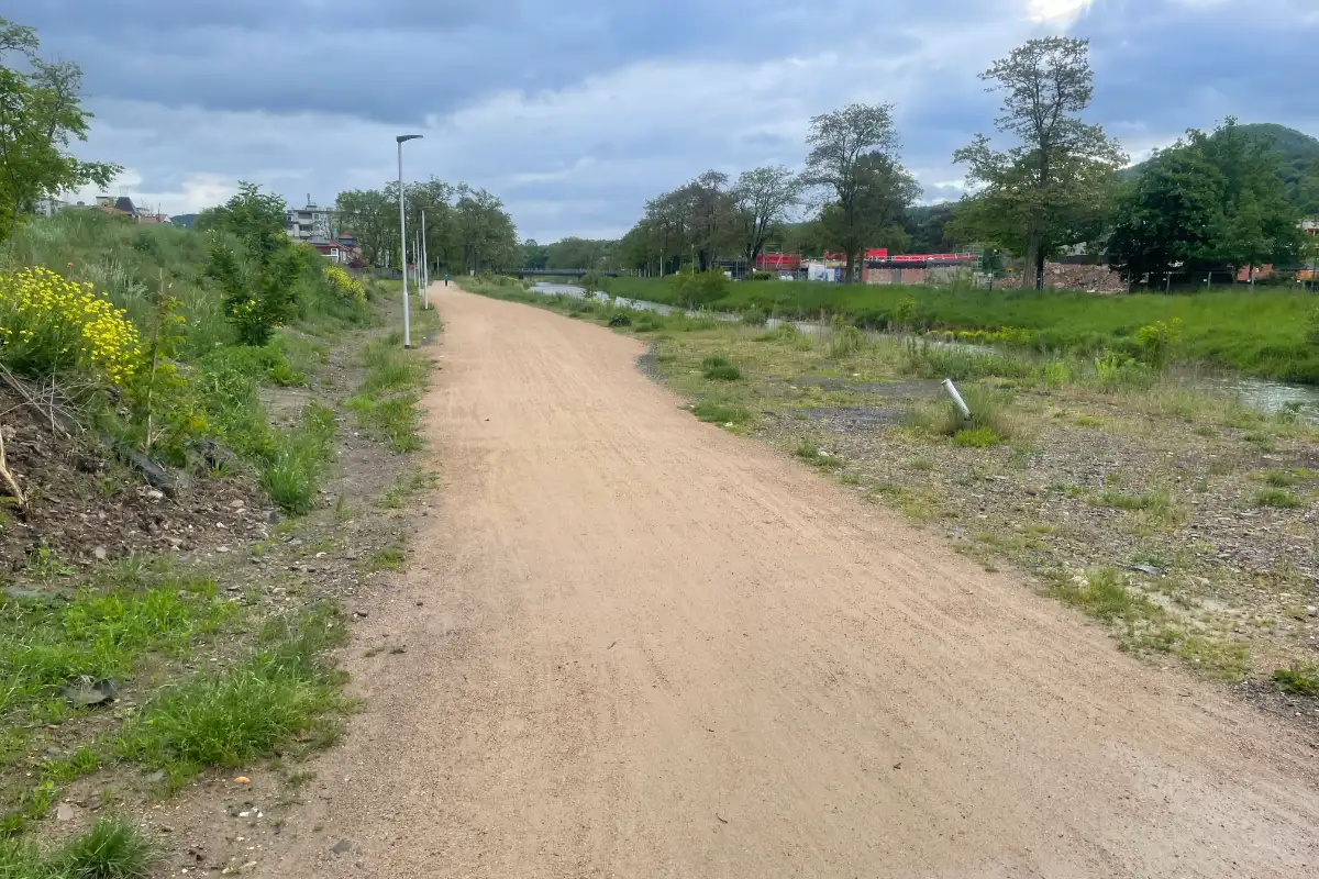 Breiter Sandweg entlang der Ahr