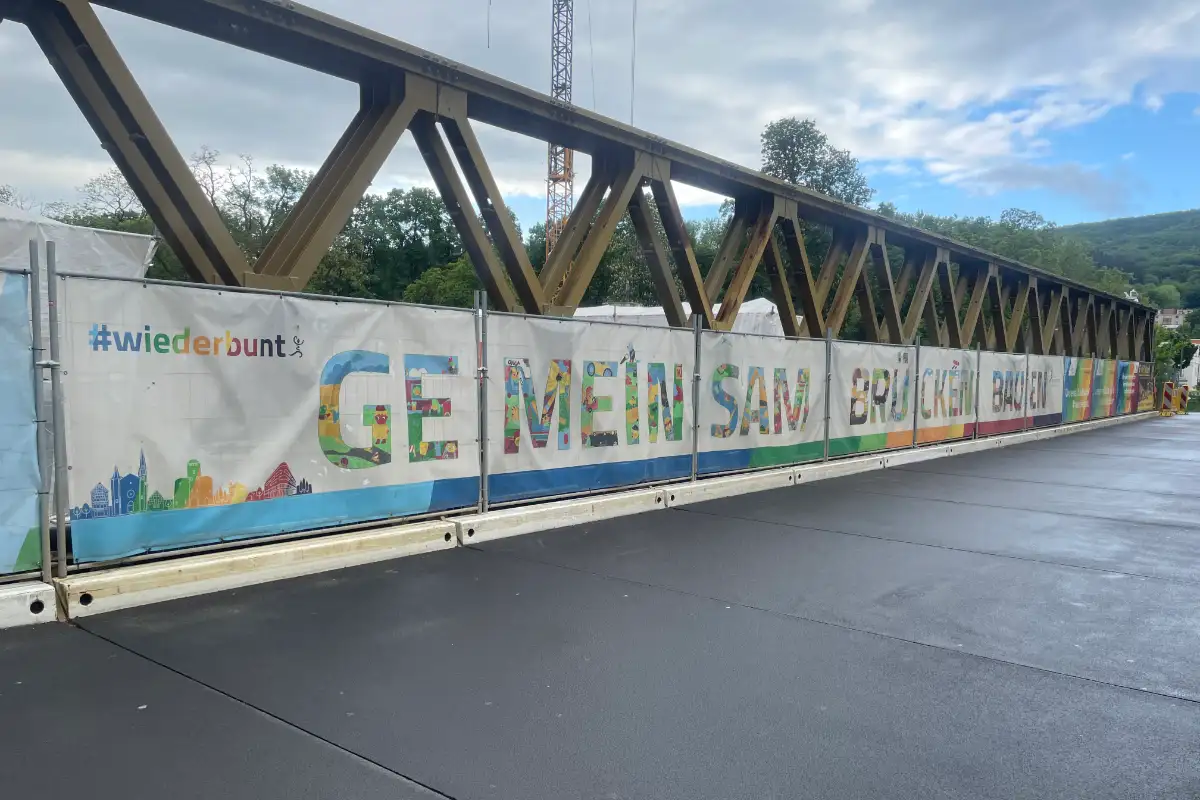 Große Behelfsbrücke mit Banner „Gemeinsam Brücken bauen“