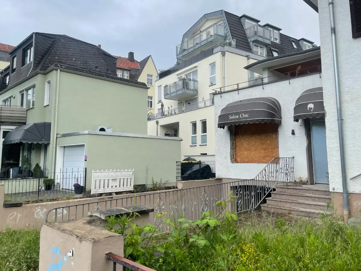 Ehemaliger, verlassener Friseursalon mit verrammelter Tür und Fenster
