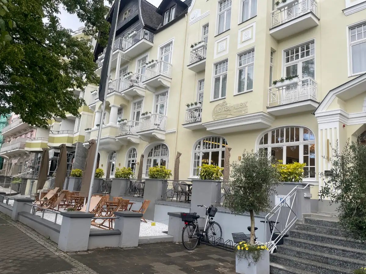 Frisch renoviertes Hotel mit historischer Fassade