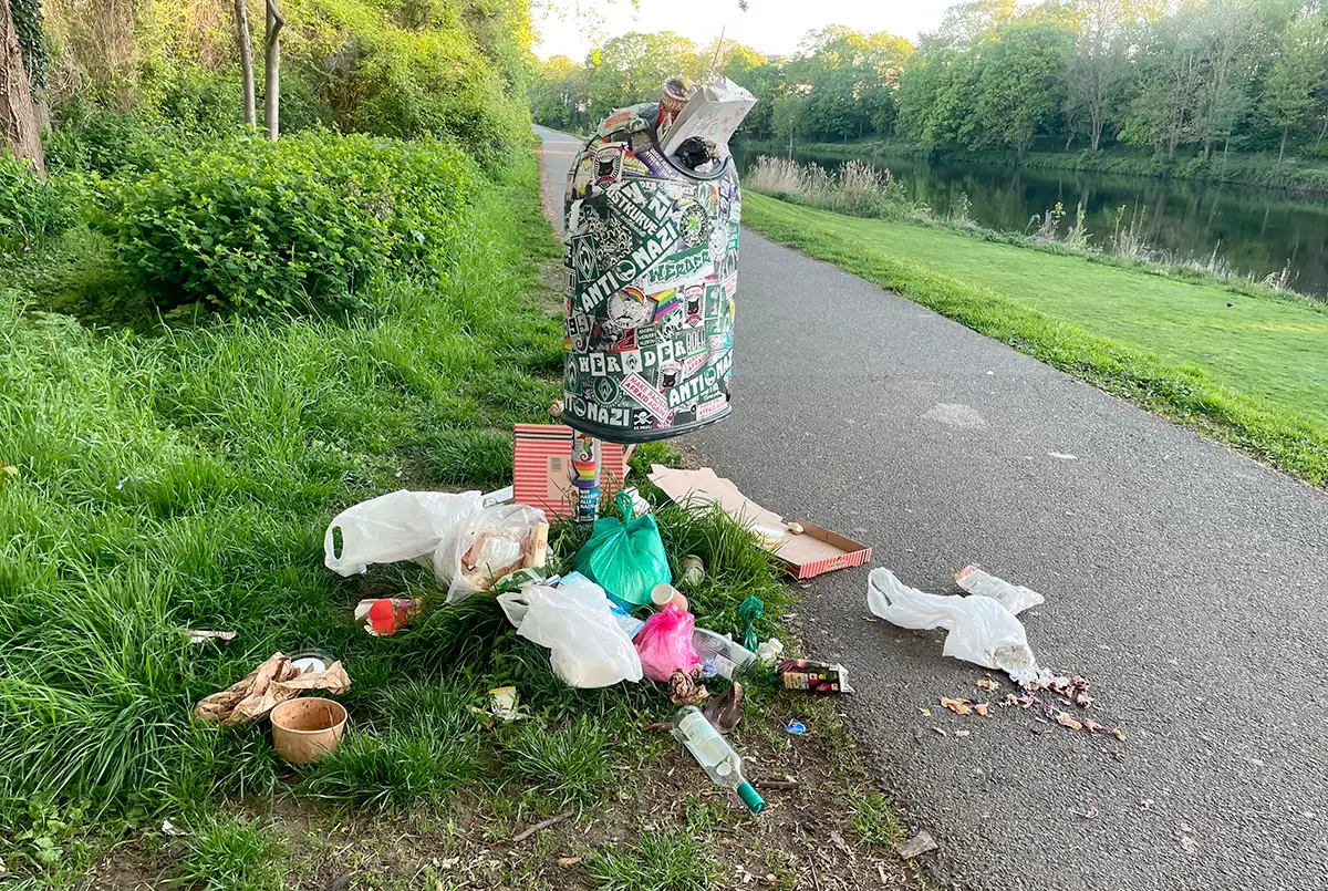 Überquellender Mülleimer, Müll am Boden