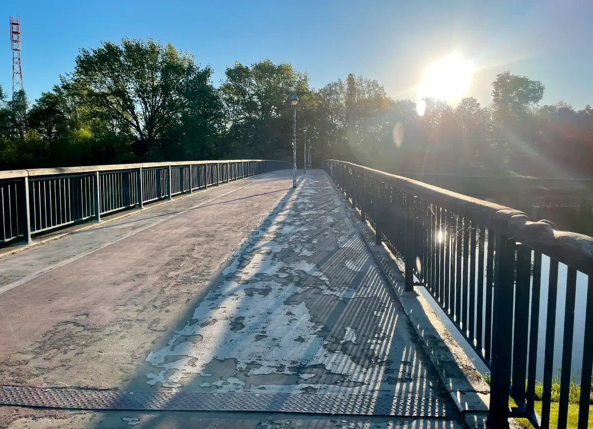 Fußgängerbrücke im Gegenlicht der Morgensonne