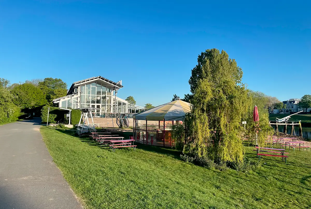 Café Sand mit Bänken und Zelt