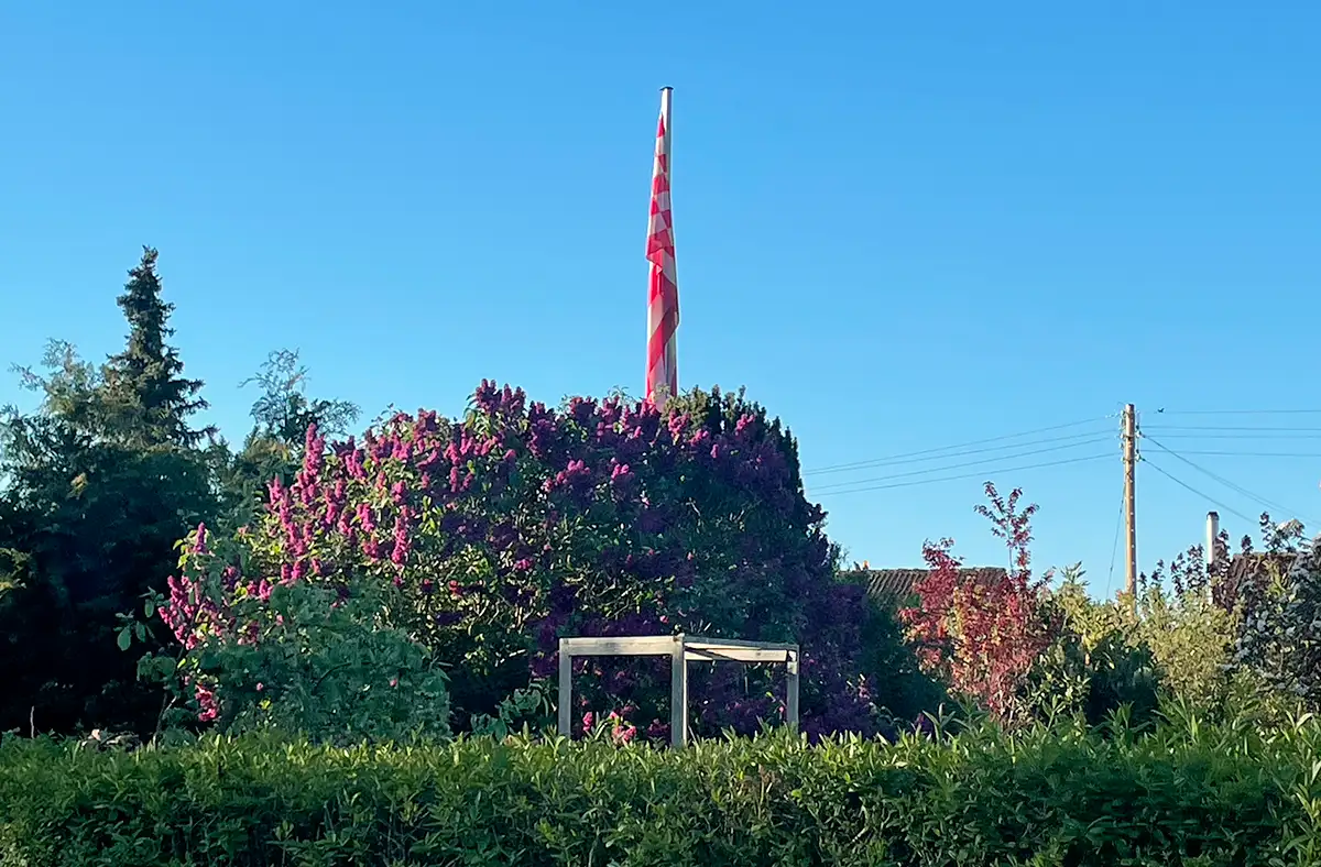 Bremer Speckflagge hängt bei Windstille in einem Kleingarten