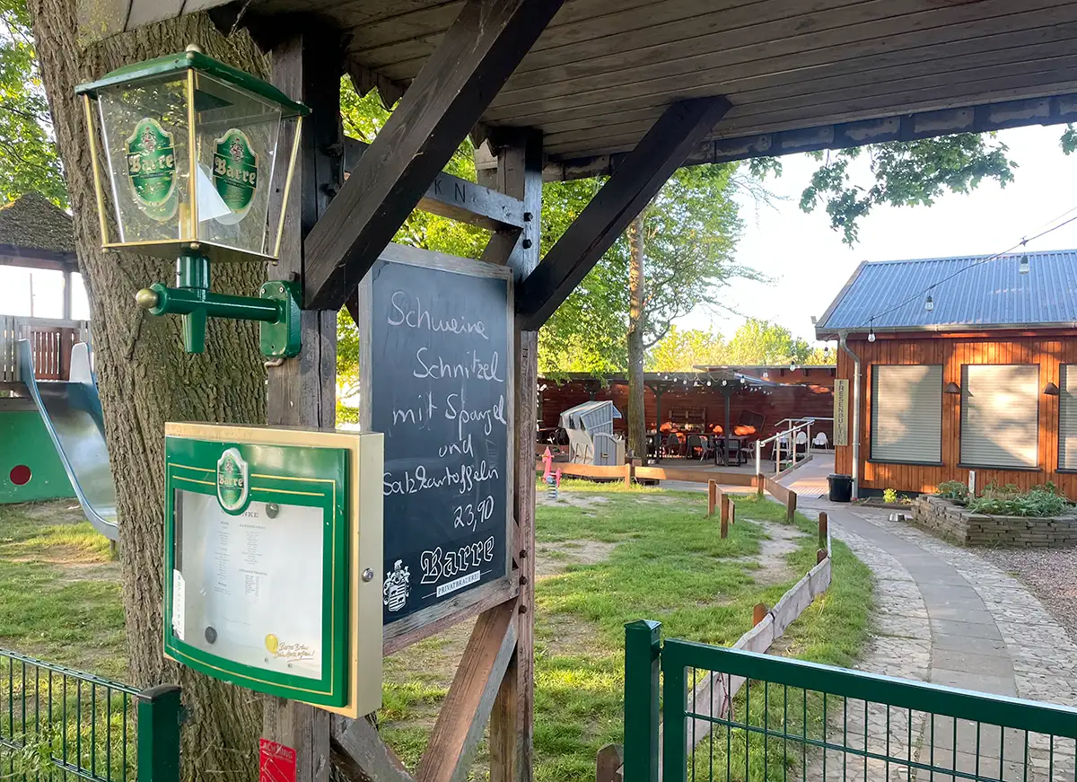Eingang zum Kleingarten-Lokal mit Schild Schweineschnitzel
