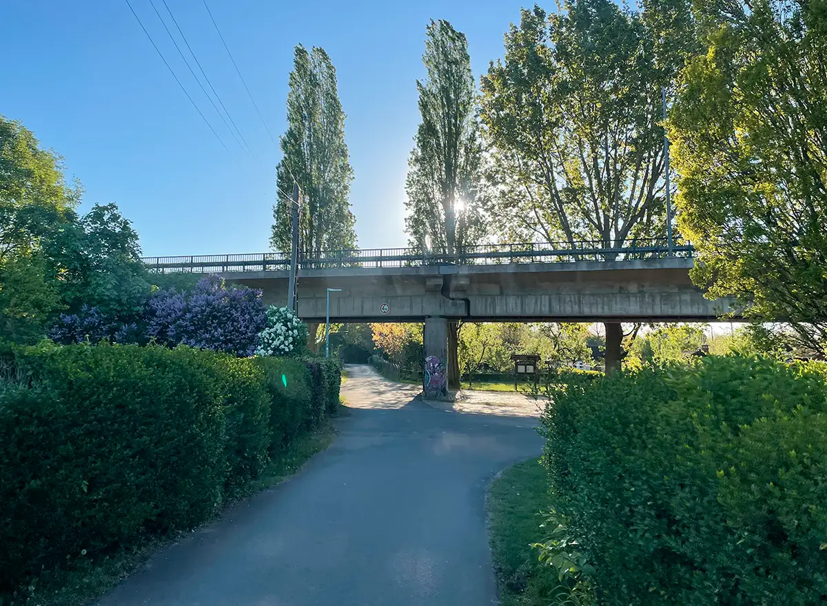 Beton-Brücke im Kleingartengebiet