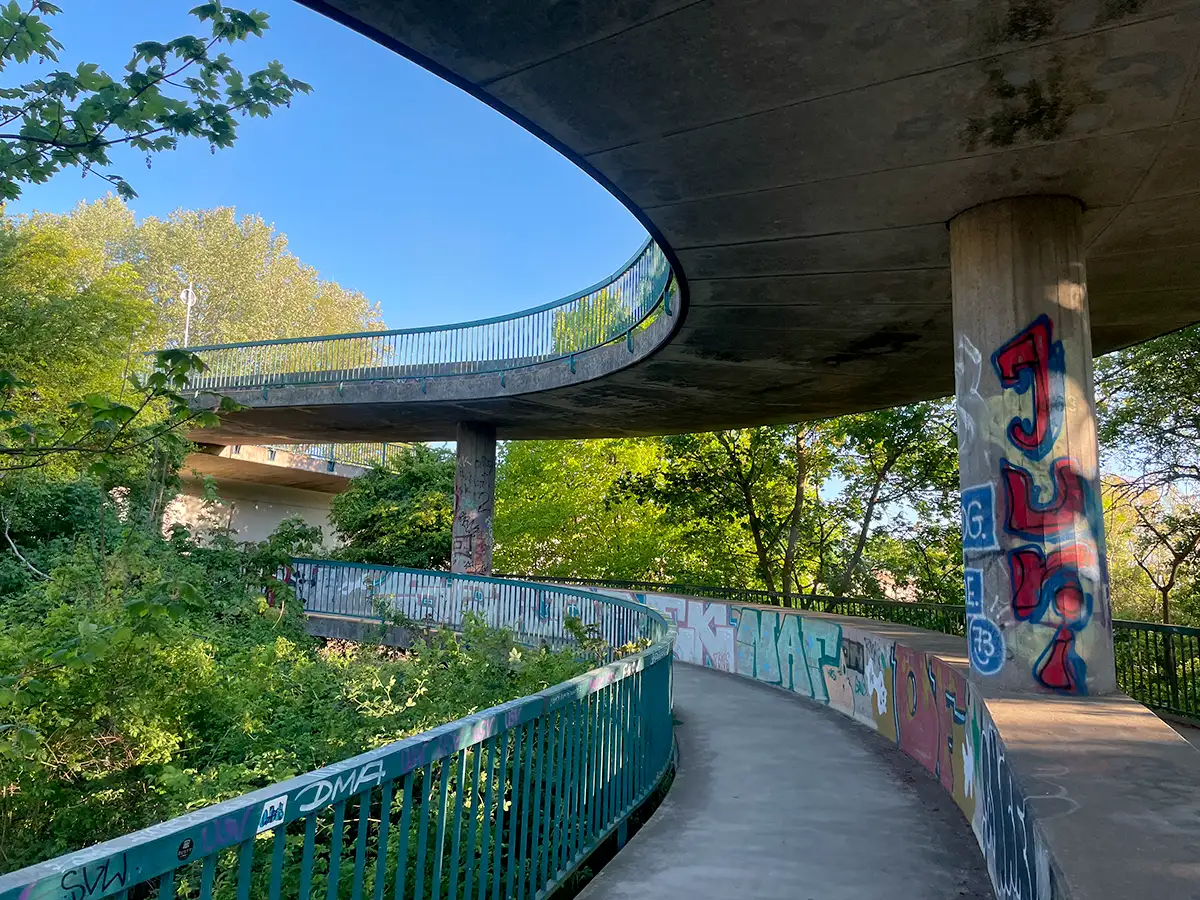 Wendelaufgang einer Brücke