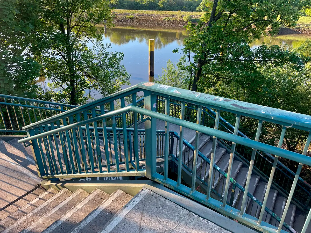 Treppe mit Metallgeländer hinunter zur Weser