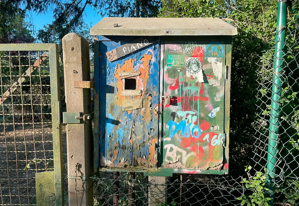 Bunt bemalte Kästen an einem Zaun