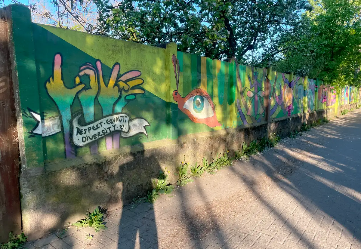 Bunt bemalte Mauer
