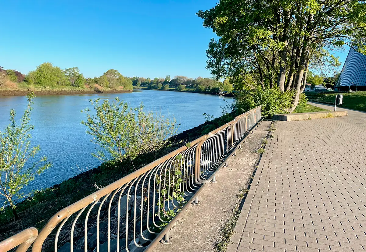 Promenade am Weserstadion, die Weser macht einen Bogen