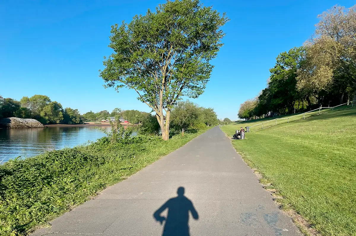 Asphalt-Weg am Osterdeich neben der Weser