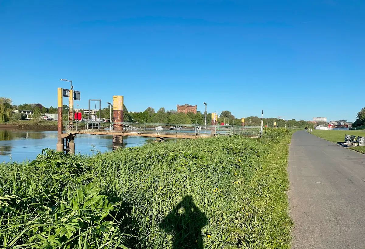Blick über den Osterdeich auf die Weser und die umgedrehte Kommode