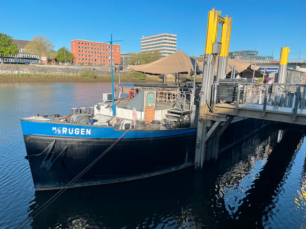 Schiff MS Rügen am Anleger an der Weser