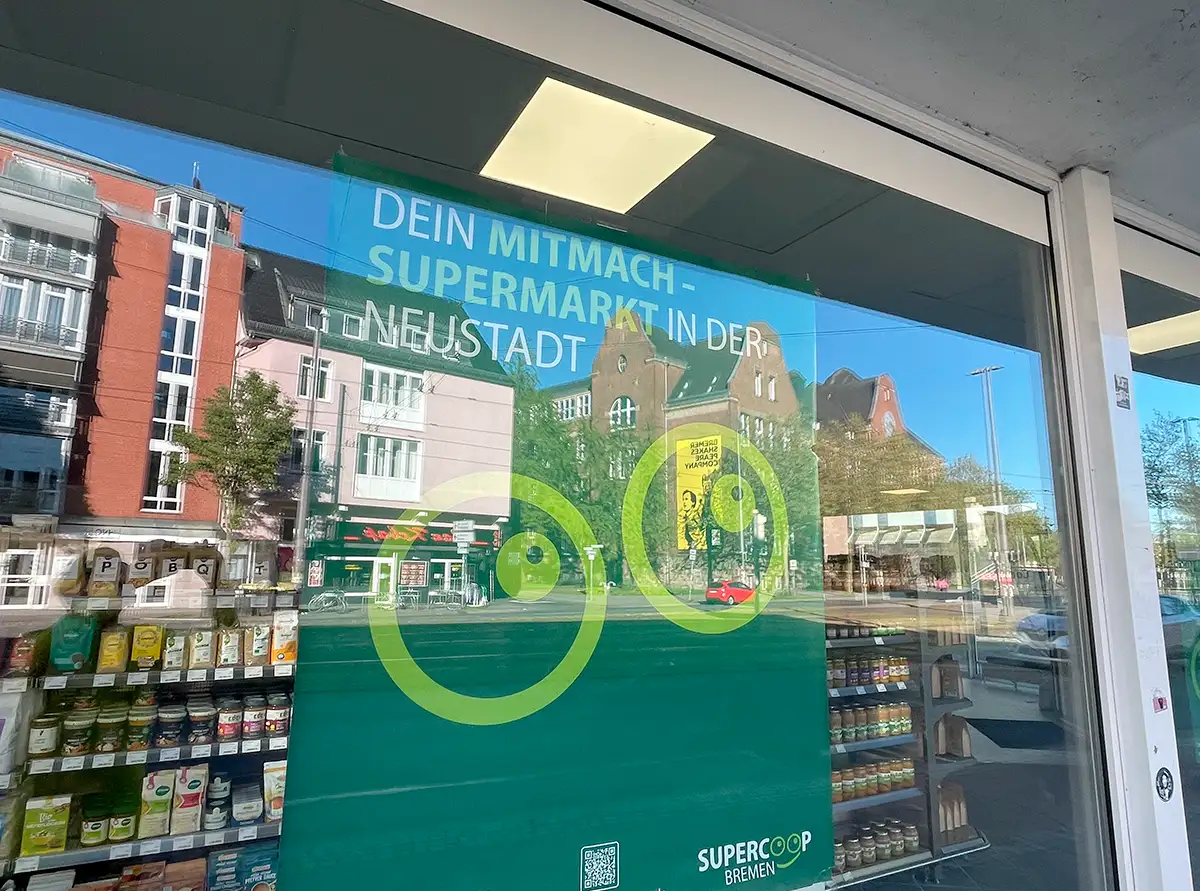 Plakat im Schaufenster eines Mitmach-Supermarkts
