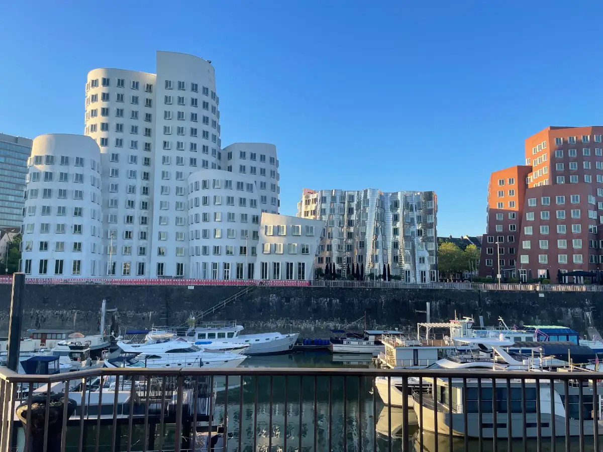 Wellige Gebäude von Frank Gehry am Neuen Zollhof