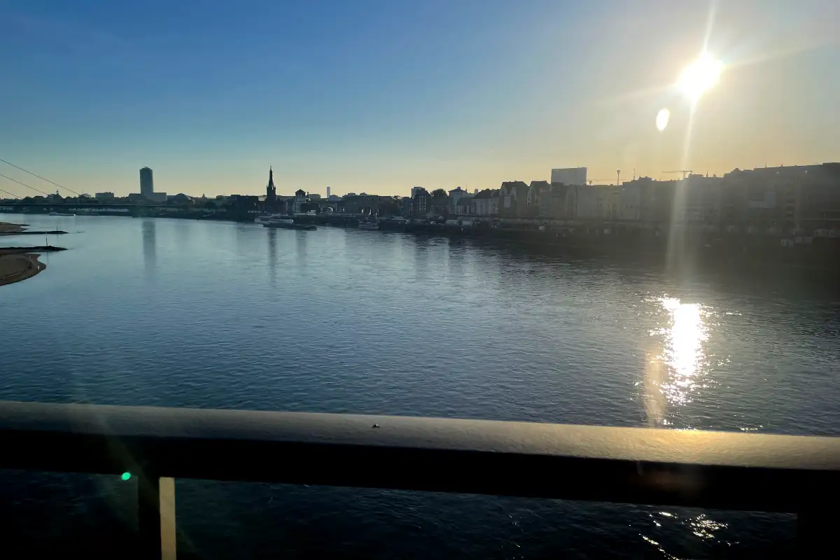 Düsseldorfer Skyline im Gegenlicht der Morgensonne