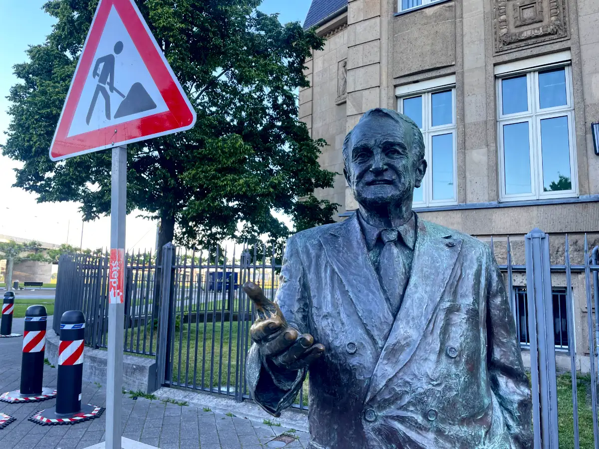 Skulptur Johannes Rau neben einem Baustellenschild