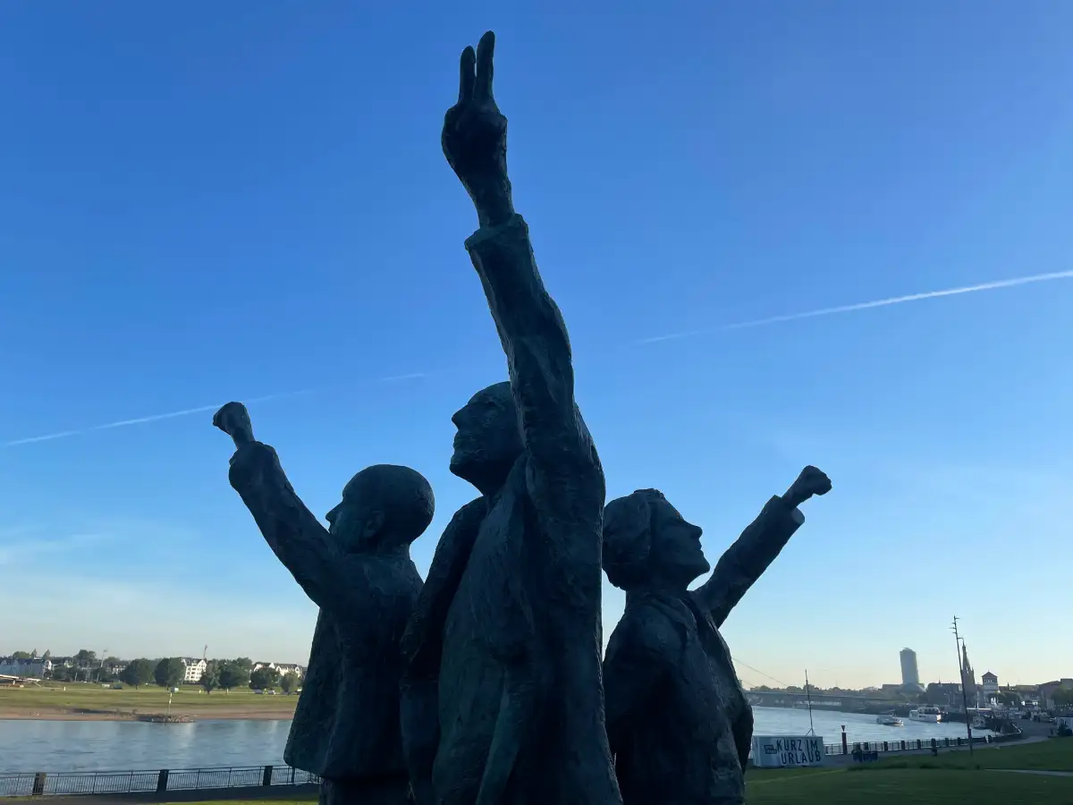 Skulptur für die Erinnerung und Akzeptanz geschlechtlicher und sexueller Vielfalt am Rheinufer