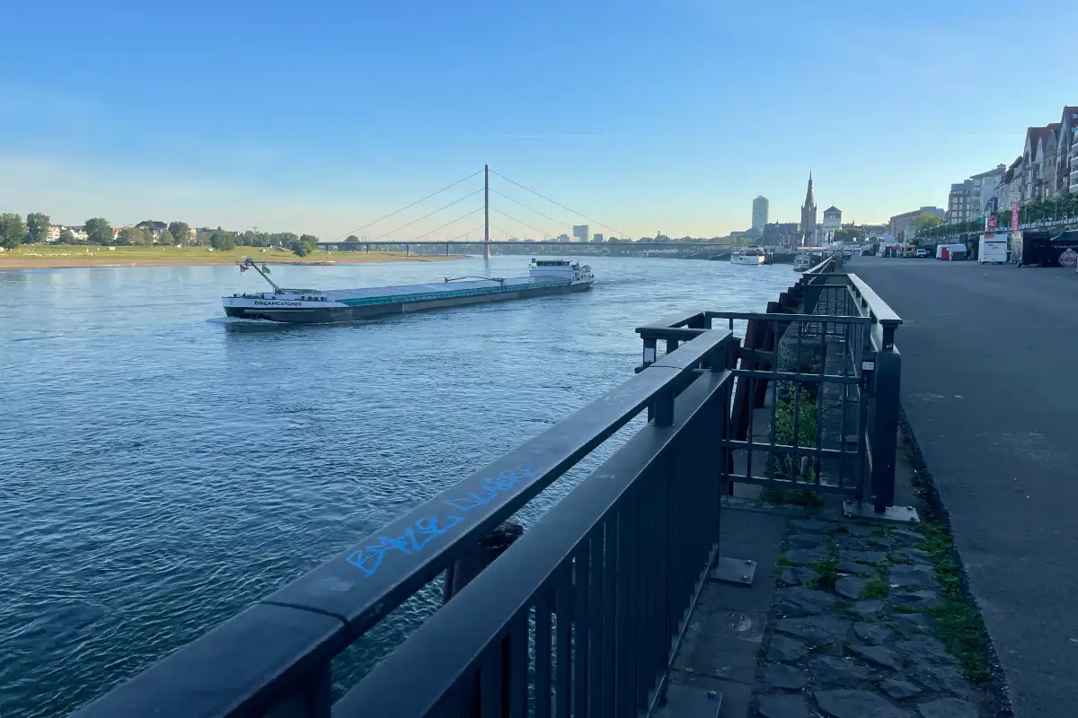 Binnenschiff auf dem Rhein