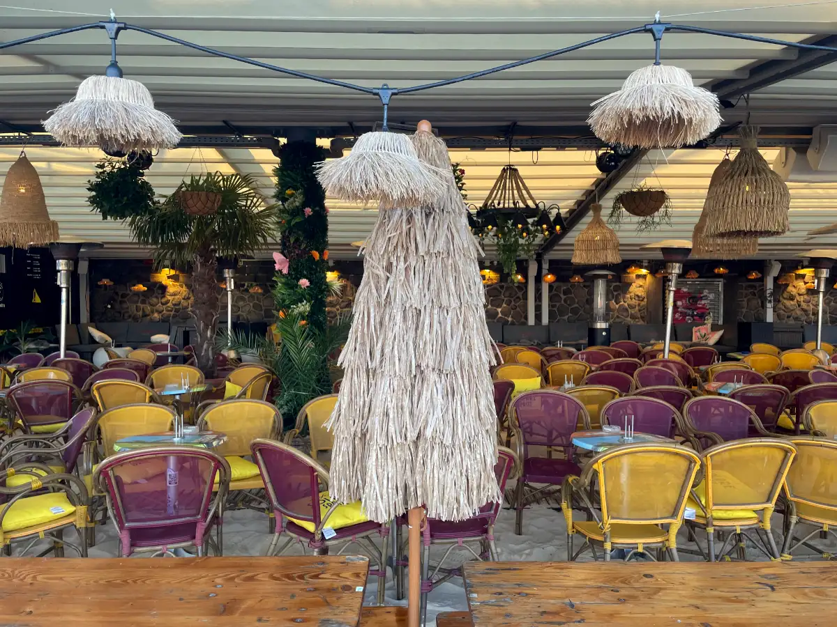Großer Open-Air-Gastronomiebereich mit gelben und lila Stühlen