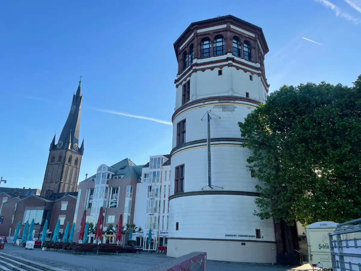 Schlossturm und Kirchturm von St. Lambertus
