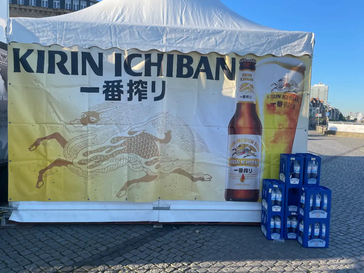 Werbebanner für Kirin-Bier an einem Zelt