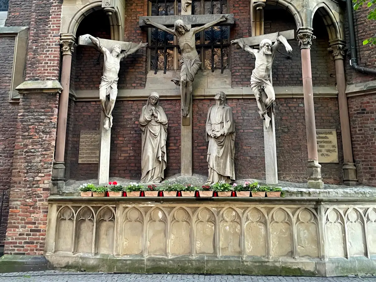Skulpturengruppe der Kreuzigung Jesu an der St. Lambertus-Kirche