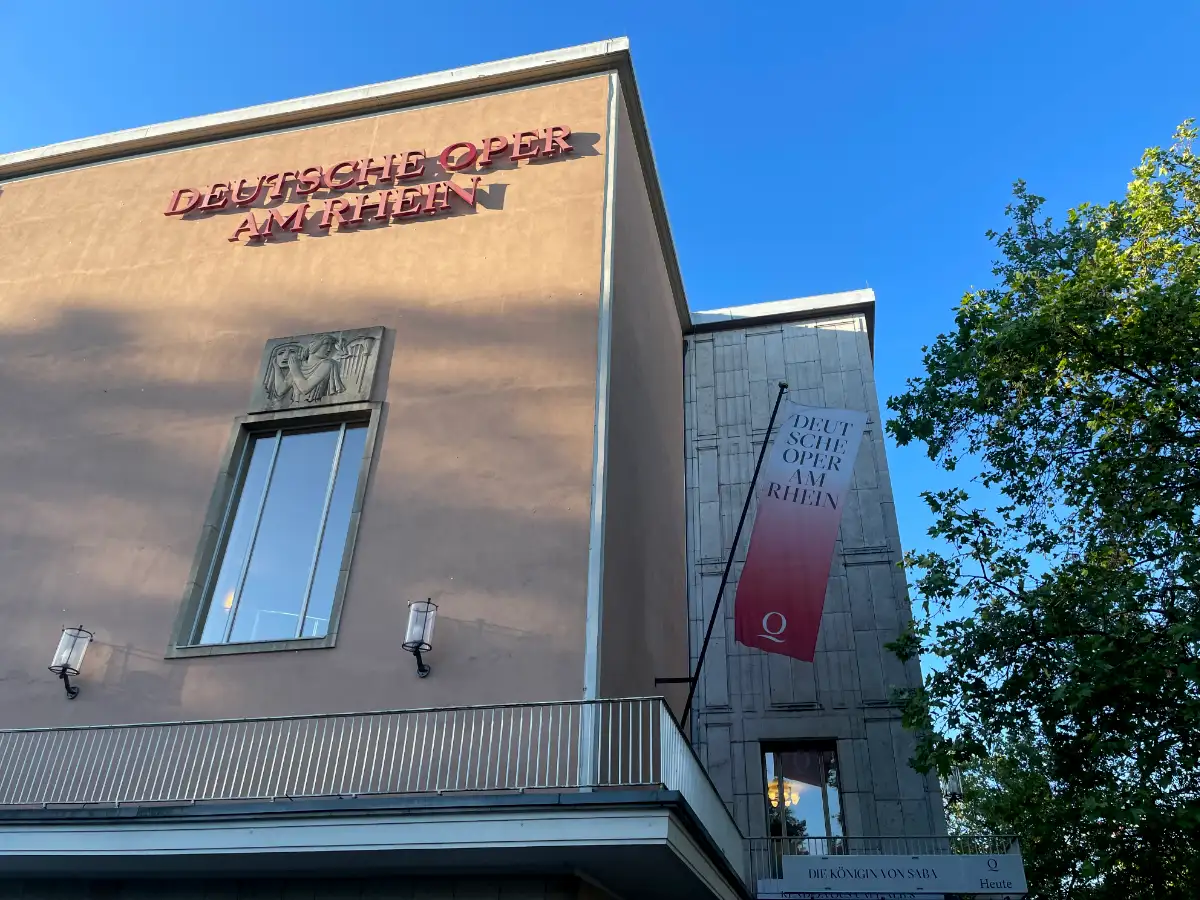 Fassade der Deutschen Oper am Rhein